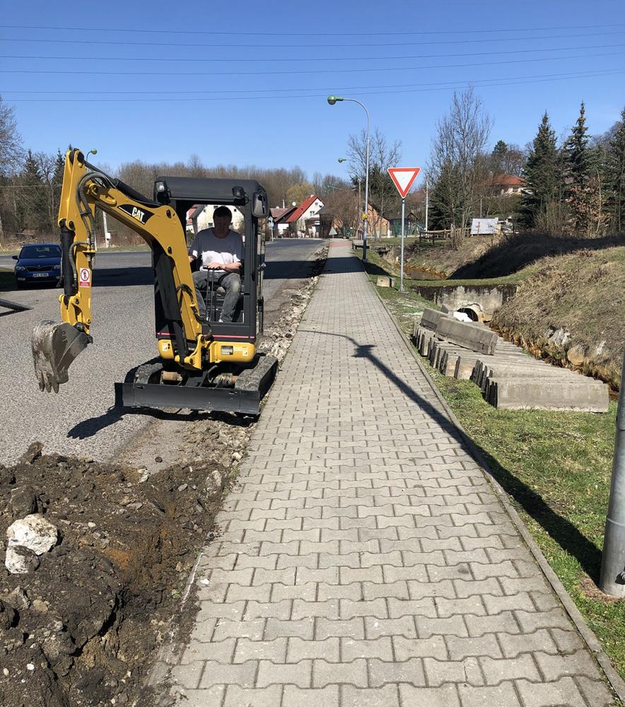 Rekonstrukce chodníku ve spodní části obce.