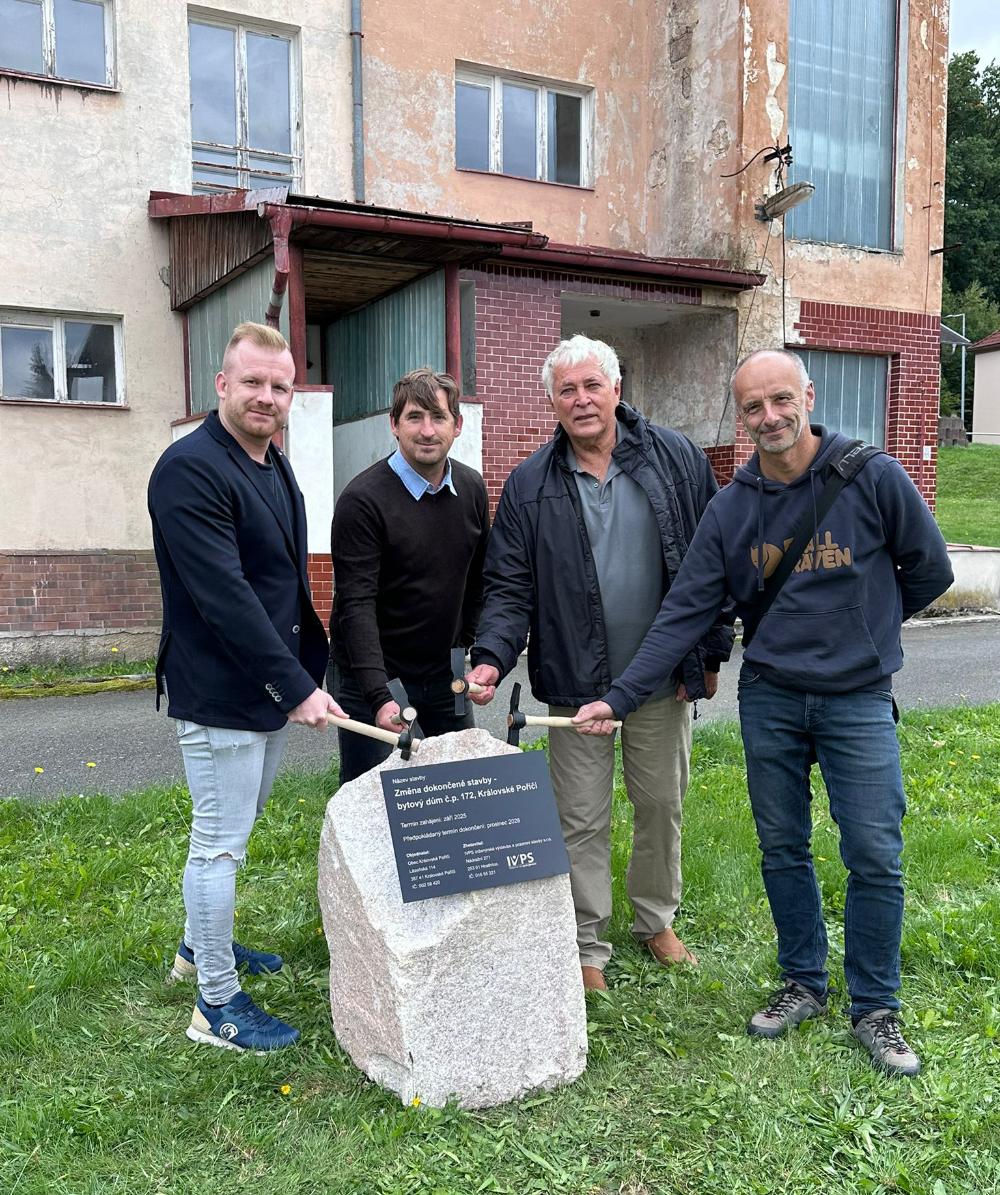 Zahájení přestavby proběhlo symbolickým poklepáním na základní kámen.